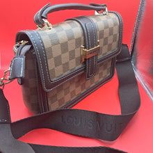 Carregar imagem no visualizador da galeria, Bolsa Elegance Check Lux Couro Jenuíno Louis Vuitton