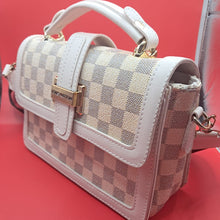 Carregar imagem no visualizador da galeria, Bolsa Elegance Check Lux Couro Jenuíno Louis Vuitton
