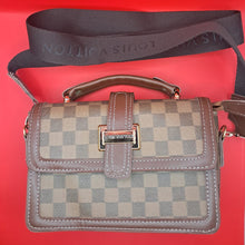 Carregar imagem no visualizador da galeria, Bolsa Elegance Check Lux Couro Jenuíno Louis Vuitton
