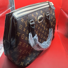 Carregar imagem no visualizador da galeria, Bolsa Baú “Elegance Lux” 👜✨ Louis Vuitton
