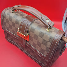 Carregar imagem no visualizador da galeria, Bolsa Elegance Check Lux Couro Jenuíno Louis Vuitton
